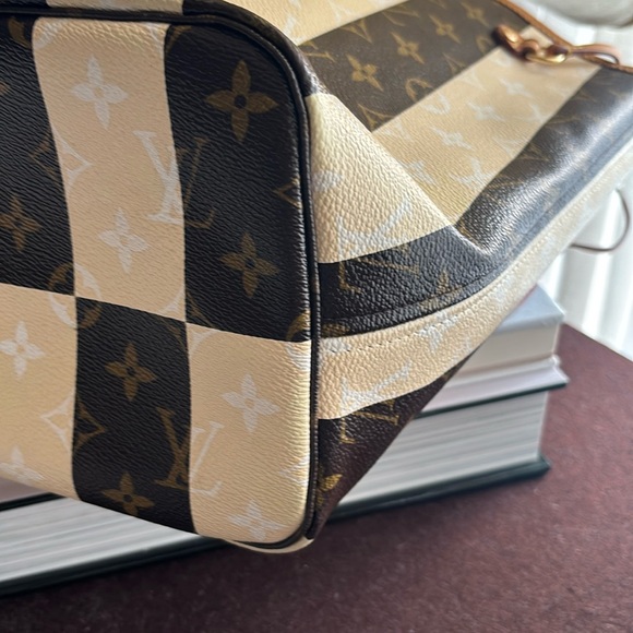 Like NEW LOUIS VUITTON Limited Edition  Monogram Rayures Neverfull MM $5000 - Picture 9 of 11